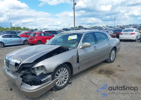 2003 Lincoln Town Car Signature z USA, uszkodzony, nr VIN 1LNHM82W13Y650707